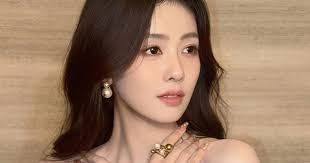 Bai Lu causes controversy for her actions with Tran Do Linh