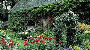 Großer landhausstil garten hinter dem haus mit spielgerät und dielen in christchurch. Einen Cottage Garten Anlegen Pflanzen Fur Den Landhausgarten