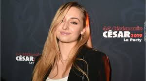 L'occasion pour emma smet, l'interprète de sofia, de nous parler de son personnage et de ses relations avec charlie, samuel et arthur. Emma Smet Entouree Par Ses Deux Mamans Sur Le Tournage De Demain Nous Appartient Femme Actuelle Le Mag