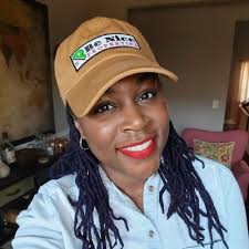 Della Henry (@_DLHenry)