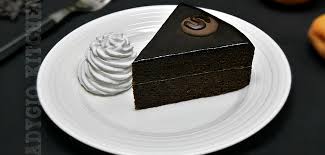 Intai preparati crema de ciocolata pentru ca va trebui sa stea la rece cateva ore. Tort Sacher Cu Ciocolata Si Gem De Caise Reteta Video Adygio Kitchen