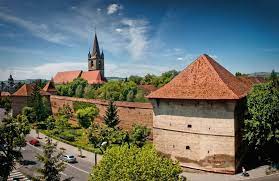 Cetatea medievală din târgu mureş este un monument viu datorită numeroaselor manifestări şi evenimente ce au loc aici, care au însufleţit tot mai mult acest colţ medieval din centrul unui oraş plin de istorie. Cetatea MedievalÄƒ Hotel Grand