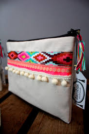 Pochette Brodee Avec Du Ruban De Designer Multicolore Et Des Pompons Bancs Ce Produit A Ete Realise A La Main Dans N Sac Pochette Diy Pochette Modeles De Sac
