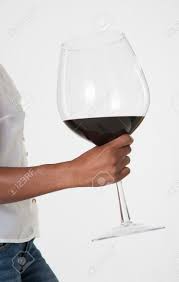 Si vous ne croyez pas on vous propose. Femme Tenant Tres Grand Verre De Vin Rouge Banque D Images Et Photos Libres De Droits Image 22351274