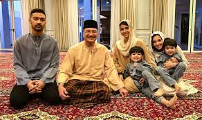Jenazah adinda kepada sultan pahang, tengku arif bendahara pahang tengku abdullah sultan abu bakar, 78, selamat. Hishammuddin Hussein Twitter Da Bersama Keluarga Sebelum Kehadiran Tetamu Sempena Majlis Tahlil Ayahanda Almarhum Tengku Arif Bendahara Pahang Tengku Abdullah Https T Co Wfmjtdeeef
