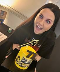 Amy Lee (Evanescence) stuns in new photo alongside Metallica inspired cake.