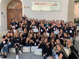 Einrichtungsberater des schulvereines des österr. Mode Jungstylisten In Aktion Am Workshoptag Der Modeschule Tennengau