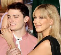 Millie Bobby Brown w waniliowym blondzie na premierze Stranger Things 4. O  tej fryzurze mówią teraz wszyscy