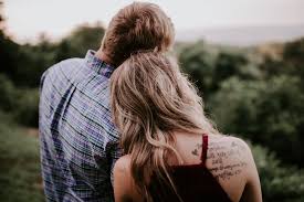 Je revois mon visage enfoui dans tes fins cheveux, ton corps troublé et timide, vaincu sms d'amour n°03 : 100 Sms Pour Dire Bonjour Mon Amour Embellissez Sa Journee