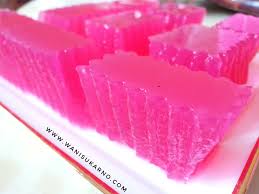Hari ini tiba tiba teringin untuk membuat kuih yang lembab basah kerana saya memang berbuka dengan kuih kuih seperti ini sejak kecil seperti nekbat, biji nangka, sekaya telur, lompat tikam, puteri mandi yang semuanya basah dan lembab. Agar Agar Sirap Merah Yang Mudah