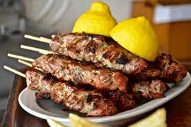 6 μόλις ψηθούν τα σουβλάκια τα σερβίρουμε με πίτες ,ντομάτα,τζατζίκι. Korwnoios Soyblaki Mexri Ta Mesanyxta Apo Deytera Meta Delivery Karvasaras Eidhseis Apo Thn Dytikh Ellada Kai Olo Ton Kosmo