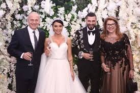 Mircea vrea să candideze din nou. Mircea GeoanÄƒ È™i SoÈ›ia La Nunta Adelinei PestriÈ›u Ce È›inute Elegante Au Purtat Cei Doi Click Mobile