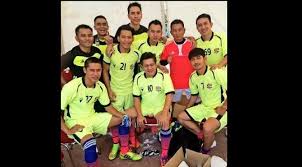 Dalam foto tersebut, ia tampak mengenakan kaus hitam sementara jokowi memakai kemeja putih. Saat Jokowi Main Bola Bareng Artis Dan Warga Di Perayaan Hut Ri Showbiz Liputan6 Com