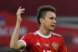 Головин стал самым дорогим российским игроком, потеснив на этой позиции юрия жиркова, который в 2009 году ушел из цска в «челси» за 21 млн. Aleksandr Golovin Biografiya