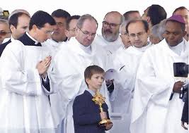 En 2004 algunos feligreses y exsacerdotes de la parroquia el bosque presentaron denuncias formales contra fernando karadima1​ ante la autoridad eclesiástica sobre actos relacionados con abusos, lo que generó un gran revuelo en chile por sus vínculos políticos y empresariales. Curas