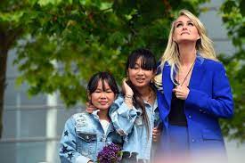 Ensemble, ils ont adoptés deux petites filles d'origine vietnamienne : News People Actualites People Et Stars Du Jour Starmag Com Laeticia Johnny Hallyday Hallyday Laeticia