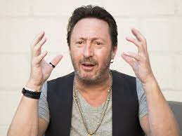 Julian Lennon entsetzt vom virtuellen Auftritt seines Vaters | 80s80s