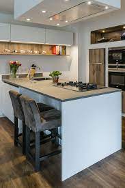modern schiereiland met bar en bovenkasten de moderne eilandkeuken heeft ook een ingebouwde kastenw keuken ontwerpen keuken opstelling ontwerp keuken bartafel