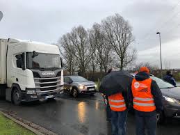 La mobilisation en baisse à la sncf ce lundi. Les Routiers En Greve Bloquent Et Marquent Le Coup Dans L Oise Mis A Jour