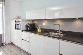 deze keuken hebben we onlangs geplaatst hoogglans wit strak zonder greepjes en met een prachtig zwart aanrechtblad keukens keuken keuken kopen