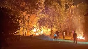 See more ideas about rave party ideas, rave party, blacklight party. Rave Party In Redon Ein Junger Mann Verliert Bei Heftigen Zusammenstossen Seine Hand Und Funf Gendarmen Werden Verletzt Nachrichten Fr