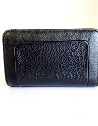 The marc jacobs snapshot range features a number of wallets, pouches and zip purses designed in line with the marc jacobs snapshot handbag collection which has been inspired by the timeless camera bag. Pebbled Leather Compact Wallet Black Kiki
