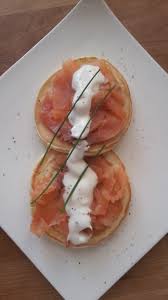 La panna acida è un derivato del latte dal sapore aspro usato in molte ricette, fatto dovuto alla sua versatilità. Pancakes Salati Con Salmone E Panna Acida 1 Alternativa A Quelli Dolci