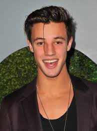 Cameron Dallas copia il look di Zayn Malik ma il risultato è TRAGICO