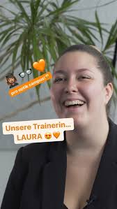Laura Freitag, unsere engagierte Trainerin am pro optik campus! 👓📚🧡 ,  Sie zeigt euch Einblicke in ihre spannenden Schulungen und zeigt  Möglichkeiten auf, sich nach der Optiker-Ausbildung bei pro optik ...