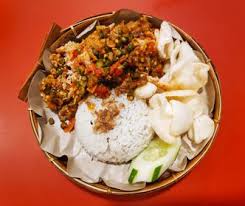 Seporsi ayam geprek biasanya berisi nasi dan ayam krispi yang sudah digeprek dengan sambal. Another Delicious Food Review Melisa 10 Di Restoran Gerobak Ayam Geprek Wiyung Surabaya