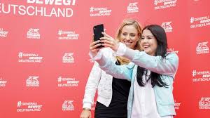 Die influencer marketing map liefert einen kompakten überblick über alle marktteilnehmer im influencer marketing aus deutschland, österreich und der schweiz. Influencer Event Angelique Kerber Uberreicht 1 Sport Influencer Award An Pamela Reif Fiv Magazin