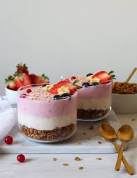 Dolci estivi senza cottura panna cotta. Dolce Al Cucchiaio Con Yogurt Greco Banana Fragola E Granola Yummyo Clock