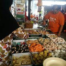 Yong tau foo is a hakka chinese food, which literally means stuffed tofu fish and/or meat paste is stuffed in tofu and bean curd skin, and hence the name. Photos At Yong Tau Foo Kg Pandan Maluri 2 Tips