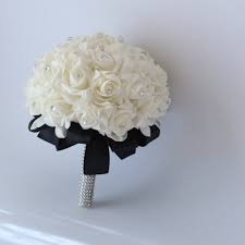 All those innovative flower designs are inspiring, but a white bouquet is something that will always be in style. White Table Flower White Bridesmaid Bouquet White Bridal Bouquet Wedding Bouquet Flower Girl Bouquet White Rose Floral Bouquet Bouquets Weddings Valresa Com