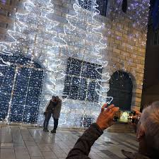 Profitez De Notre Boite A Selfie Geante Exterieure Et Partagez Vos Meilleurs Moments De Noel A Besancon Wifi Gratu Wifi Gratuite Marche De Noel Exterieur
