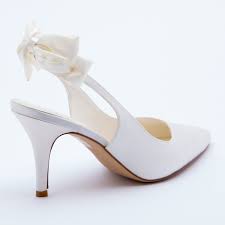 Le scarpe da sposa firmate 2020 fanno letteralmente sognare.inserti gioiello, forme sofisticate, tocchi vintage e nuances raffinate scandiscono le novità più particolari. Burgonya Bulutlu Onarim Chanel Scarpe Sposa Travelsinmind Com