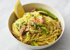 Frischer spinat und fetakäse verfeinert mit pinienkernen. In Der Zweiten Staffel Seiner Kochreihe Jamies 5 Zutaten Kuche Prasentiert Starkoch Jamie Oliver Ein Tolle Geraucherter Lachs Raucherlachs Raucherlachsnudeln