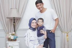 Ia justru mengingatkan netter untuk memperbanyak ibadah ketimbang berpikir negatif. Mengenal Putri Anne Yang Cantik Berhijab Istri Tercinta Arya Saloka Di Kehidupan Nyata