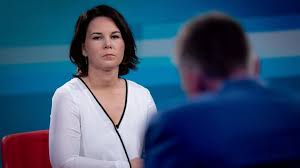 Annalena baerbock muss erneut angaben über ihre vergangenheit umformulieren. Knallhart Fragen An Baerbock Zum Lebenslauf Bluff B Z Berlin