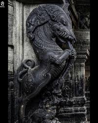 The magnificent Yali sculpture at the sacred Meenakshi Amman Temple in Madurai, Tamil Nadu 🇮🇳 Yali, the mythical guardian beast of ancient Hindu temples, blends the lion's strength with the dragon's ferocity —