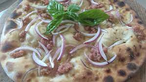 189 kč / 249 kč alergeny. Focaccia Con Salsiccia E Cipolla Rossa Di Tropea Silvio Cicchi