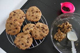 بسكويت برقائق الشوكولا chocolate chip cookies desserts food