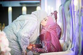 Lalu ia meraih kedua payudaraku yang masih tertutup bh. Bila Mana Kita Bernikah Berkahwin Dengan Pasangan Kita Maka Sedari Lah Kita Juga Berkahwin Dengan Keluarga Mereka Cahaya Kristal