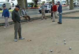 Pertandingan single double dan triple pertandingan single adalah pertandingan 1 lawan 1 dalam olahraga petanque dimana setiap orang memegang 3 buah bosi dan mencapai poin 13 untuk pemenanngnya, pada permainan bisa. Pengertian Petanque Permainan Tradisional Asal Prancis Aturan Permainan