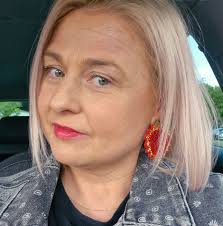 Mój noworoczny toast wznoszę za siebie. Za człowieka, którym się stałam, za  moje marzenia, pomysły i wszystkie wyrzeczenia. Za wszystko, co zdobyłam i  co musiałam po drodze stracić. Za to, co niespodziewanie