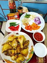 Berbalik pada tajuk, semalam sis masak tomyam campur aje, tapi tak laa lengkap semua seafood ada, cuma ada udang dan ayam aje, ingat ke ada sotong, rupanya lupa yang anak sis dah guna sotongnya, so kita masak apa yang ado je la. Resepi Tomyam Ayam Pedas Thai
