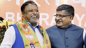 Mukul roy set to return to tmc after meeting west bengal cm mamata banerjee. Mamata S Former Right Hand Mukul Roy Joins Bjp Tmc Says It S Least Bothered