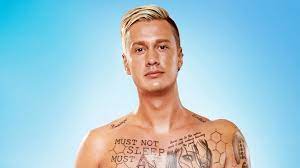 Hvad de ikke ved, er at deres ekskæreste når som helst kan dukke op af vandet og vende det hele på hovedet. David Lindgren Om Fotbollsmatchen Som Slutade I Magaluf