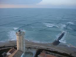 It's the result of two sets of wave systems blending with each other at differing angles. Cross Sea Wikipedia