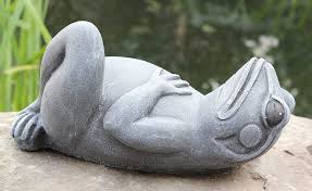 Steinfigur Frosch Liegend Steinguss Schiefergrau Amazon De Garten In 2020 Frosch Steinfiguren Steine
